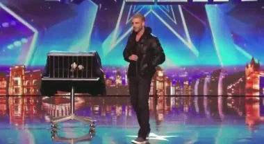 بالفيديو: ساحر يحول الحمام إلى فتاة حسناء
