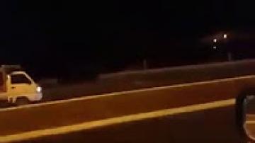 "مول الهوندا" يسير في الاتجاه المعاكس في طريق ثنائية و يعرض السائقين للخطر