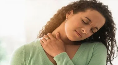 طريقة سهلة لعلاج تيبّس الرقبة