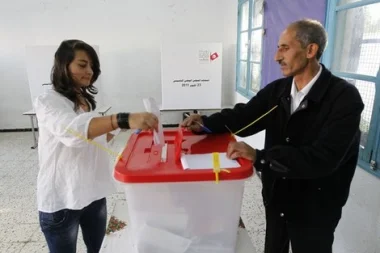التونسيون يدلون بأصواتهم في أول انتخابات الربيع العربي 