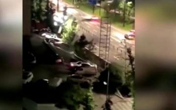 حفرة "عملاقة" تبتلع 21 سيارة في ثوانٍ قرب مركز تجاري بالصين(فيديو)