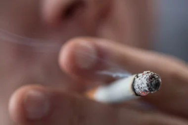 كاليفورنيا ترفع سن المسموح لهم بالتدخين إلى 21 عاماً