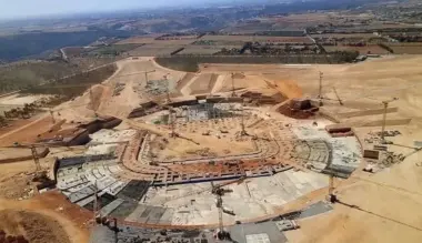 يقظة الأمن كشفت العملية.. سائقو شاحنات يسرقون 25 طناً من حديد ورش بناء "ملعب بنسليمان الكبير"