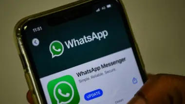 جريمة بسبب "واتساب".. رجل يقتل جاره بعد حذفه من مجموعة دردشة