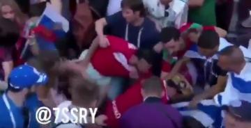جماهير المغرب في المدرجات ترفض رفع العلم الاسرائيلي و تطرد صاحبه بالقوة