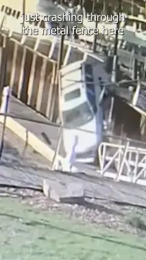 بالفيديو...مراهقة تنجو من الغرق بأعجوبة بعد سقوط سيارتها قرب  البحر