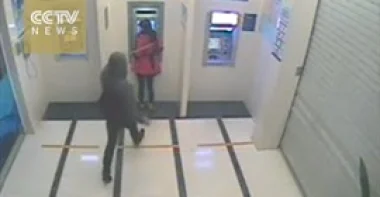 بالفيديو.. فتاة شجاعة تصارع سارقًا يحمل سكينا أمام "ATM"