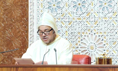 الملك المغربي:"حشومة تدفع سيدة"...هذا هو البرلماني الذي وجه له الملك كلماته بسبب دفعه لبرلمانية