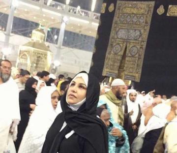 الفنانة أحلام تنشر صورها في مناسك العمرة بالحجاب وبدون مكياج