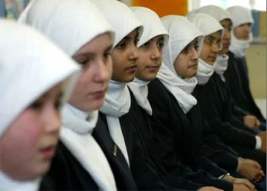 مدرسة إسلامية ببريطانيا تجبر موظفيها غير المسلمين على ارتداء الحجاب