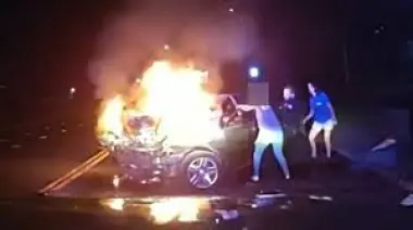 بالفيديو...ضابط شرطة شجاع ينقذ رجلا من داخل سيارة تحترق