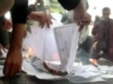 الأساتذة المجازون يحرقون نسخا من شواهد الإجازة بعد مسيرة حاشدة جابت شوارع الرباط يوم 6 أبريل 2011 