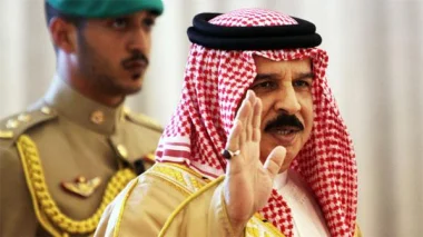 برقية تعزية ومواساة من الملك إلى عاهل مملكة البحرين