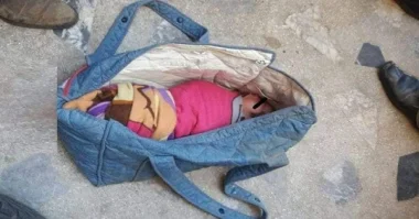 العثور على رضيع متخلى عنه داخل حقيبة بآزرو