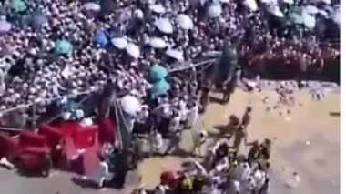 مقطع جديد من الأعلى يوضح لحظة التدافع الكبير الذي أدى الى مصرع 717 حاج