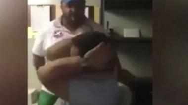شاهد.. كيف عاقب مدير موظفاً نام أثناء دوامه؟