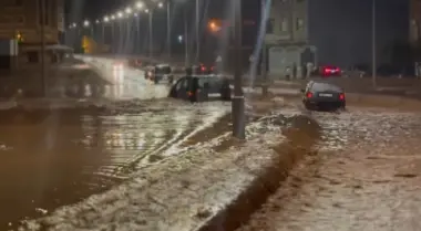 إعصار "دانا" يصل إلى شمال المغرب.. فيضانات مفاجئة تجرف السيارات وتحاصر المواطنين بالناظور