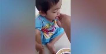 بالفيديو..  أم تطعم طفلتها ديدان