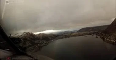 بالفيديو.. لقطات مذهلة لطيار يصور لحظة هبوط طائرة وسط الغيوم