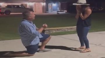 يقدم بعرض للزواج من حبيبته أمام منزلها الذي تأكله النيران