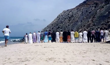 أنباء عن منع الولوج إلى أحد شواطئ القصر الصغير بسبب "الصلاة"