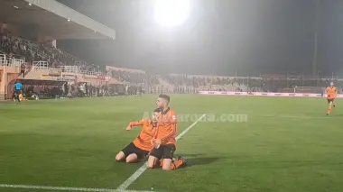 فرحة لاعبي النهضة البركانية بالهدف  الأول في مرمى أسيك ميموزا