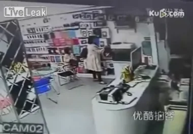 بالفيديو.. طفلة تسرق محلات في الصين برشاقة المحترفين