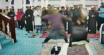 بالفيديو.. شخص يعتدي على إمام مسجد خلال الصلاة في ماليزيا