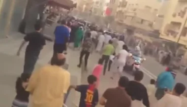 إعتراض محبي الملك للموكب الملكي بسلا و إجباره على الوقوف