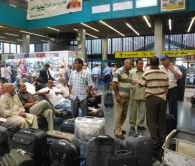 أفواج من المغاربة العائدين من ليبيا تتوافد على العاصمة التونسية في طريق العودة إلى المغرب 