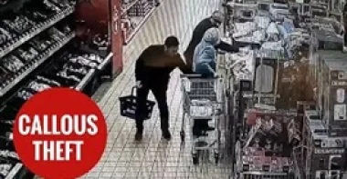 بالفيديو والصور.. لحظة سرقة لصين أموال عجوز بعد خداعها