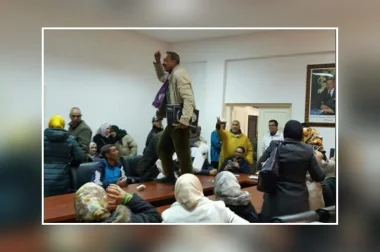 فيديو يهز الفيسبوك لتبادل الضرب والركل واشتباكات بالأيادي في اجتماع بمندوبية الصحة بخنيفرة
