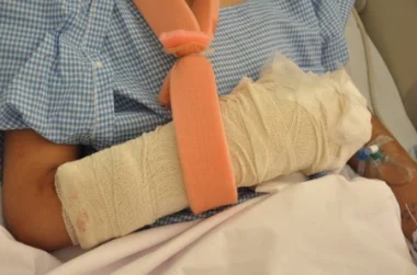 الدارالبيضاء: منحرف يقطع يد خضار بسيف بنهار رمضان