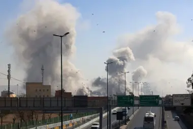 إيران تتوعد بقصف البنوك والمؤسسات المالية