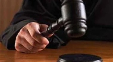 يحضر إلى المحكمة وبحوزته 43 كيساً.. من الهيروين