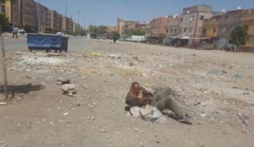 صورة متشرد وسط الأزبال تشعل "الفايسبوك" وتنتقد حكومة "خدام الدولة"