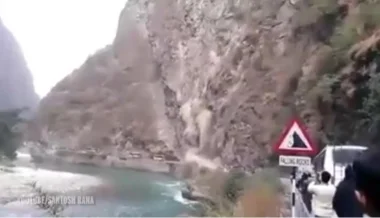 بالفيديو: نجاة سياح من انهيار جبل على طريق سريع بالهند