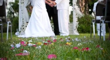 عروس يصاب زوجها بنوبة صرع.. فتتزوج من أحد الضيوف بالحفل