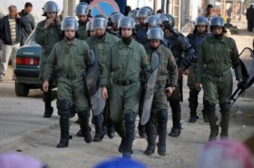 اشتباك بين طلبة قاعديين وقوات الأمن بفاس يسفر عن إصابات في صفوف قوات الأمن