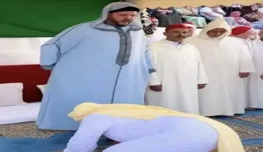 "تقبيل الأقدام" في موسم ابن عجيبة بالفحص أنجرة.. مشاهد صادمة تثير الغضب وتفتح النار على الطقوس الصوفية