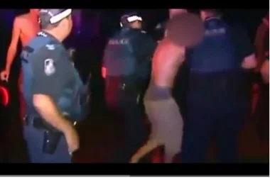 بالفيديو: مراهقون يرشقون الشرطة بالحجارة أثناء اعتقالهم
