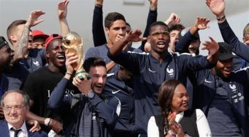 مباشر .. احتفالات المنتخب الفرنسي بكأس العالم في الشانزليزيه