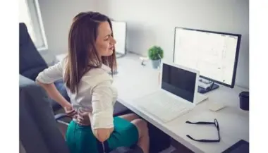 دراسة تُحذر: الجلوس الطويل يضر الأوردة ويزيد خطر الدوالي