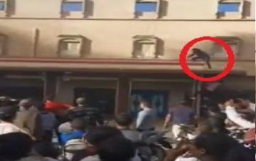 فيديو مثير...شاهد كيف غامر شبان بأنفسهم وصعدوا بسلالم الوقاية المدنية وانقذوا مسنا من الموت بحريق تادلة