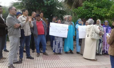 اعلاميون وحقوقيون يتهمون في وقفة احتجاجية الوزير مبديع باستهداف الصحافيين