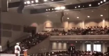 قس يطير خلال خطبته بالكنيسة يُشعل مواقع التواصل (فيديو)