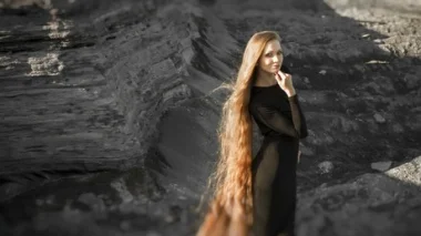حسناء روسية شعرها يكاد يلامس الأرض