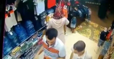 بالفيديو.. فتاة تسرق حقيبة داخل محل ملابس في طنجة