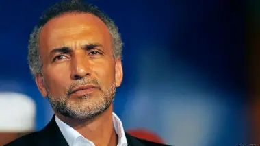 18 سنة سجناً نافذاً لـ "طارق رمضان".. القضاء الفرنسي يضرب بيد من حديد في قضية اغتصاب 3 فتيات