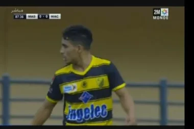 لاعب المغرب الفاسي خضير يبصق في وجه الحكم جيد
